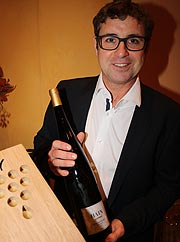 Gernot Hain mit dem Piesporter Goldtropen, für den das Weingut Hain mit dem Deutschen Riesling Cup" ausgezeichnet wurde (©Foto. MartinSchmitz)